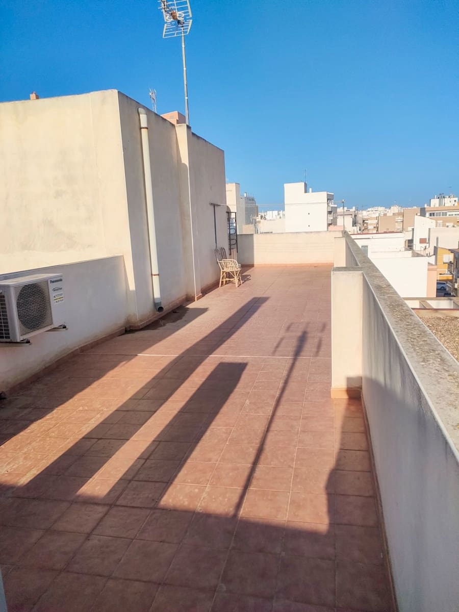2 quarto Apartamento para arrendar em Torrevieja com piscina - 800 € (Ref: 9815472)