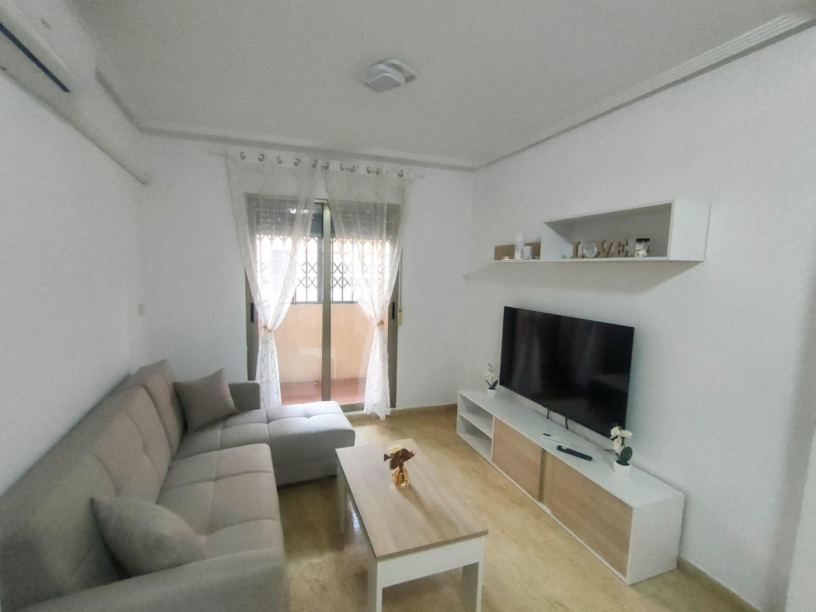 2 quarto Apartamento para arrendar em Torrevieja com piscina - 800 € (Ref: 9815472)