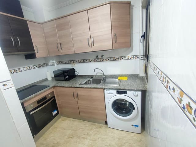 2 Zimmer Wohnung zu vermieten in Torrevieja mit Pool - 800 € (Ref: 9815472)