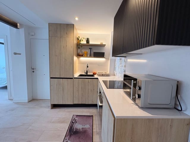 2 soverom Leilighet til leie i Torrevieja - € 950 (Ref: 9816973)
