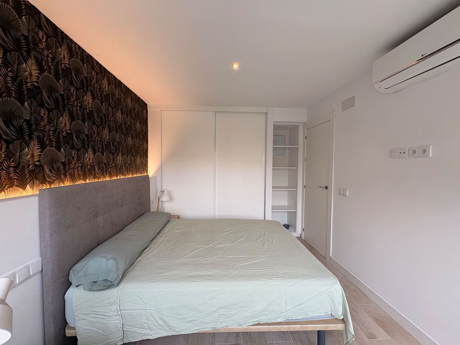 2 bedroom Flat for rent in Torrevieja - € 950 (Ref: 9816973)