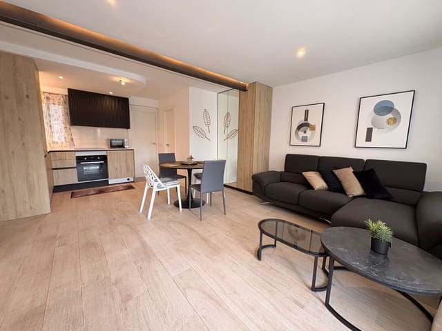 2 soverom Leilighet til leie i Torrevieja - € 950 (Ref: 9816973)