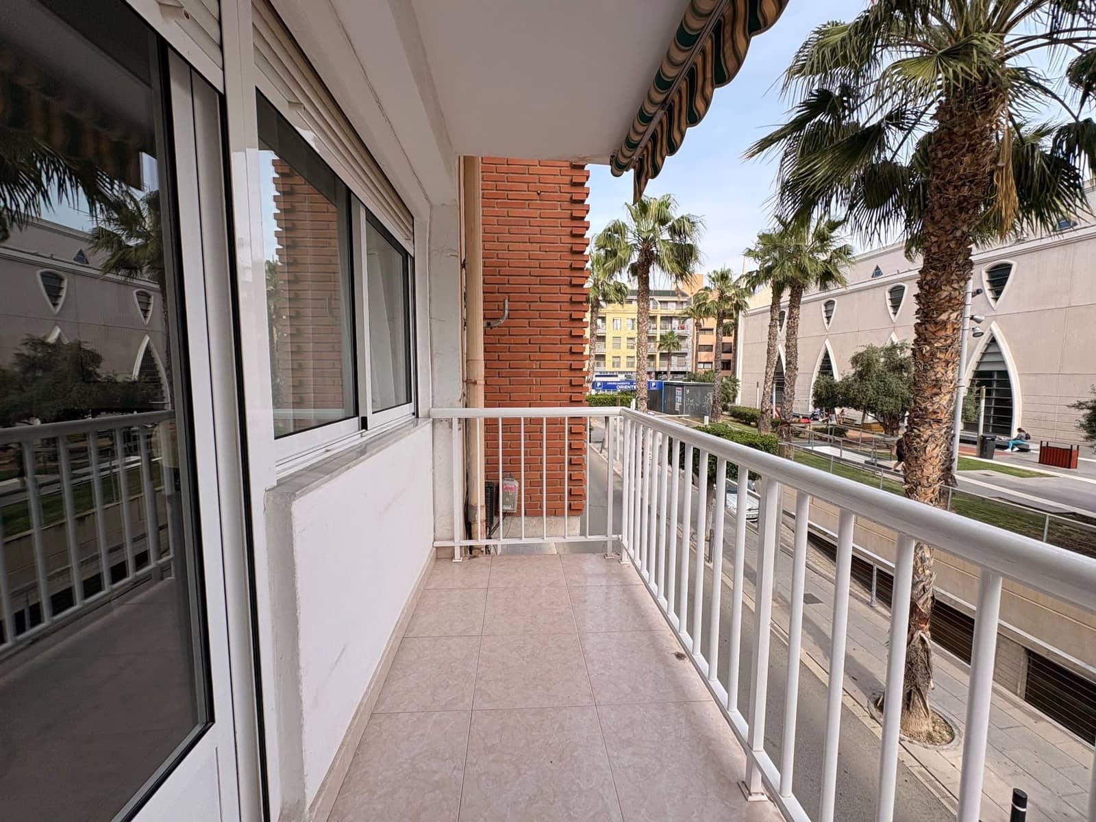 2 bedroom Flat for rent in Torrevieja - € 950 (Ref: 9816973)