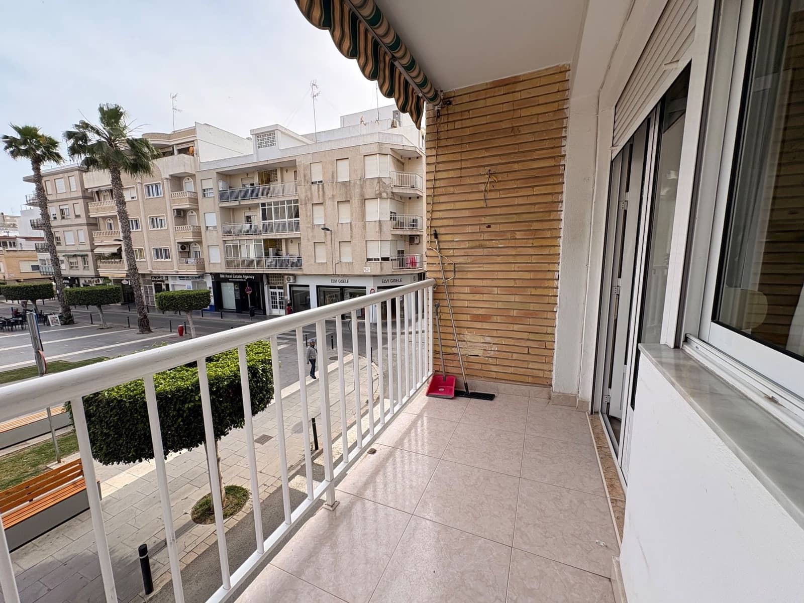 2 bedroom Flat for rent in Torrevieja - € 950 (Ref: 9816973)