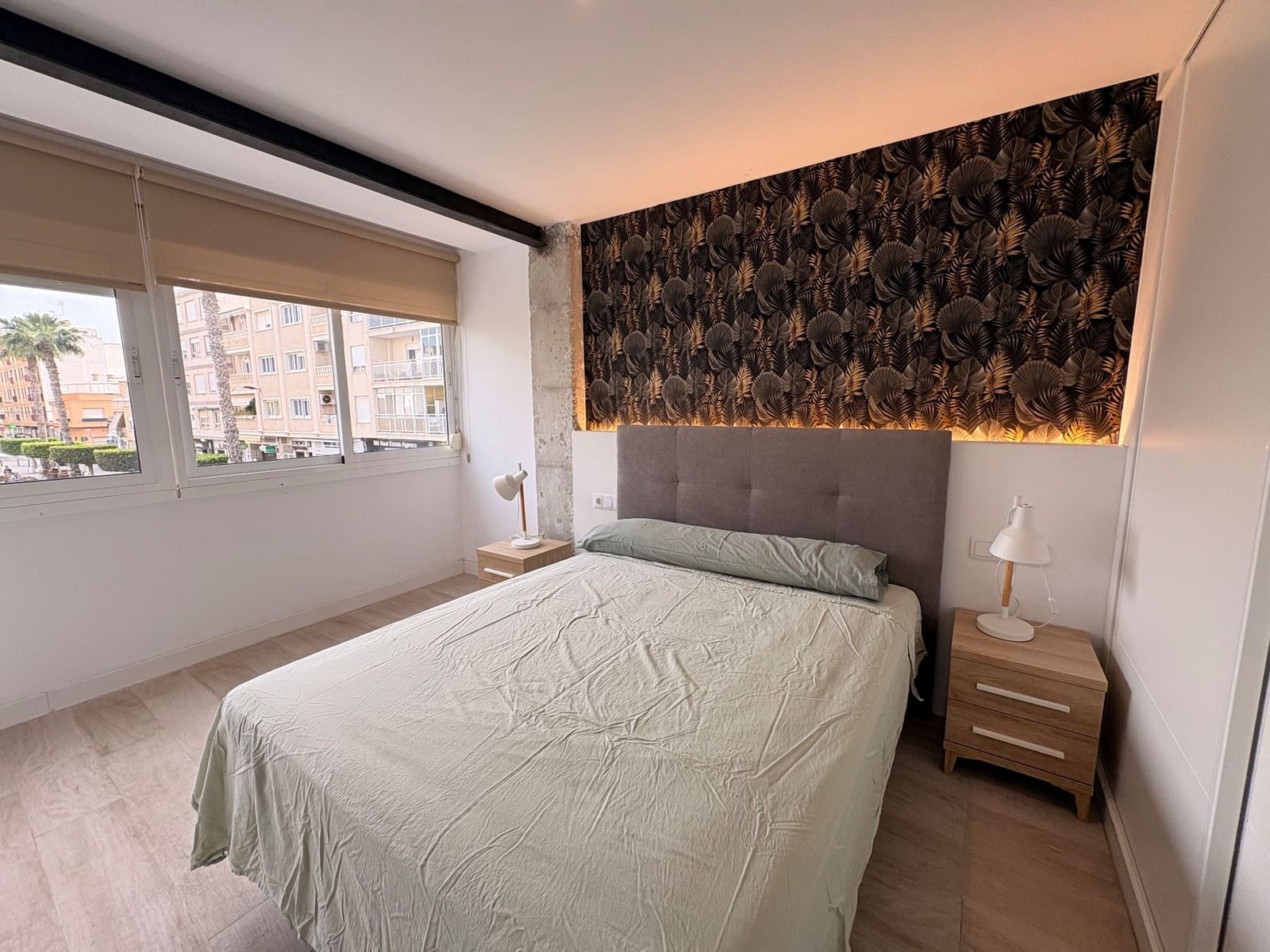 2 bedroom Flat for rent in Torrevieja - € 950 (Ref: 9816973)