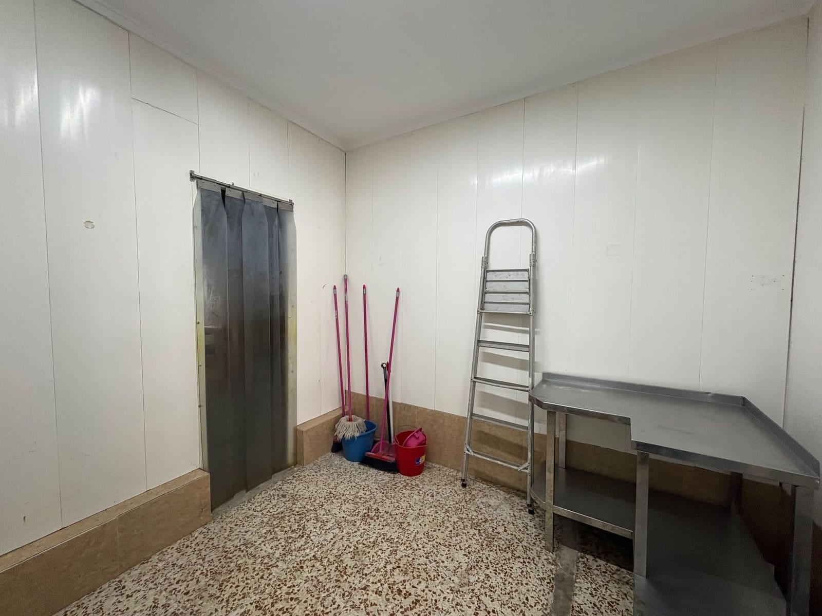 Kommersiell til leie i Torre de la Horadada - € 1 400 (Ref: 9819879)