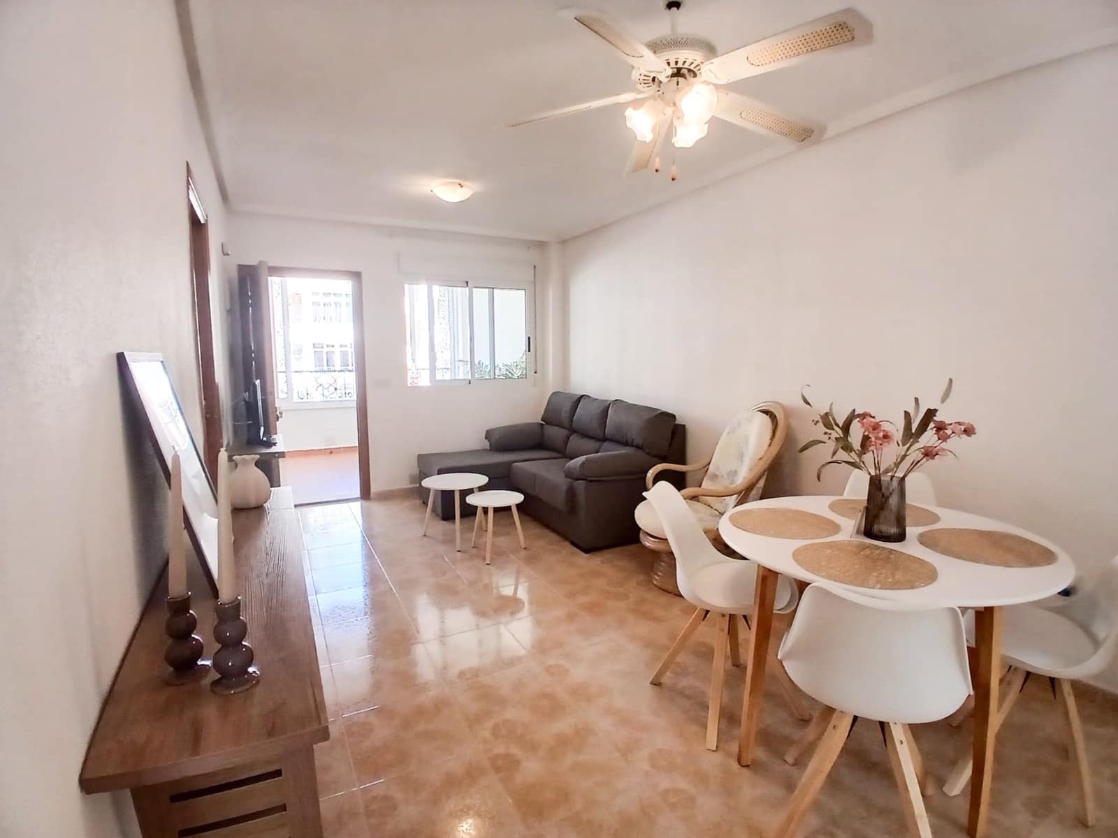 2 soverom Leilighet til leie i Orihuela Costa med svømmebasseng - € 950 (Ref: 9819881)