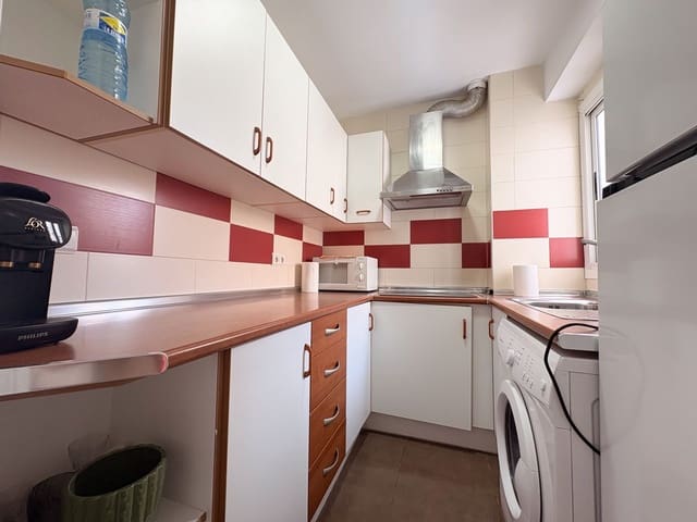 2 slaapkamer Flat te huur in Torrevieja - € 900 (Ref: 9821795)