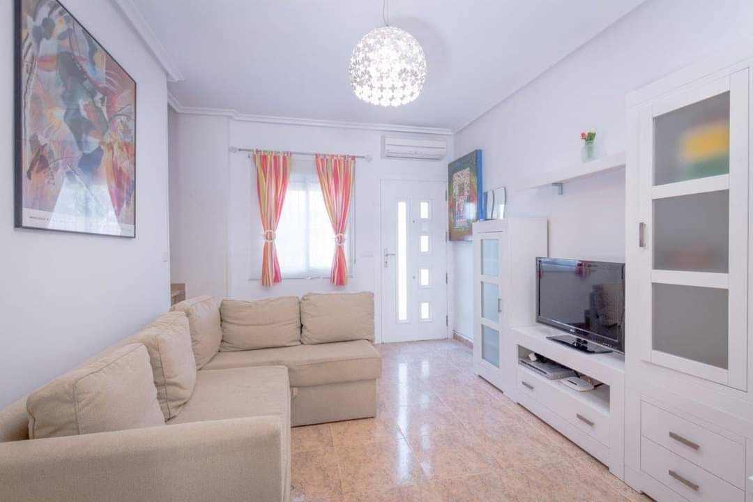 3 bedroom Villa for rent in Torrevieja with pool garage - € 1,300 (Ref: 9828247)