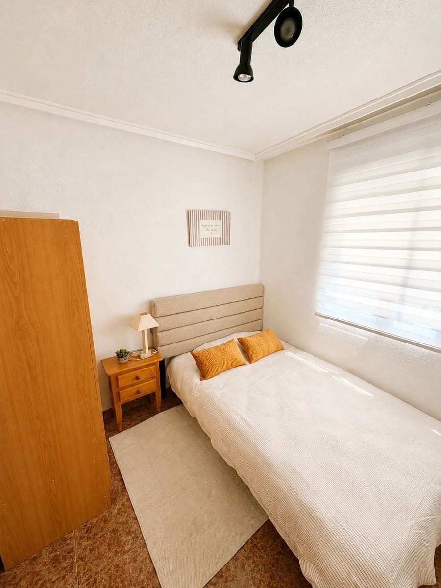 2 bedroom Flat for rent in Torrevieja with pool - € 850 (Ref: 9835165)