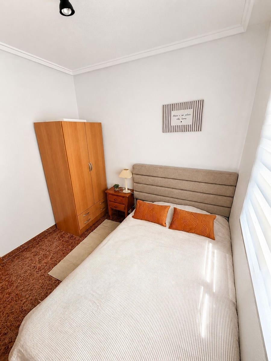 2 bedroom Flat for rent in Torrevieja with pool - € 850 (Ref: 9835165)