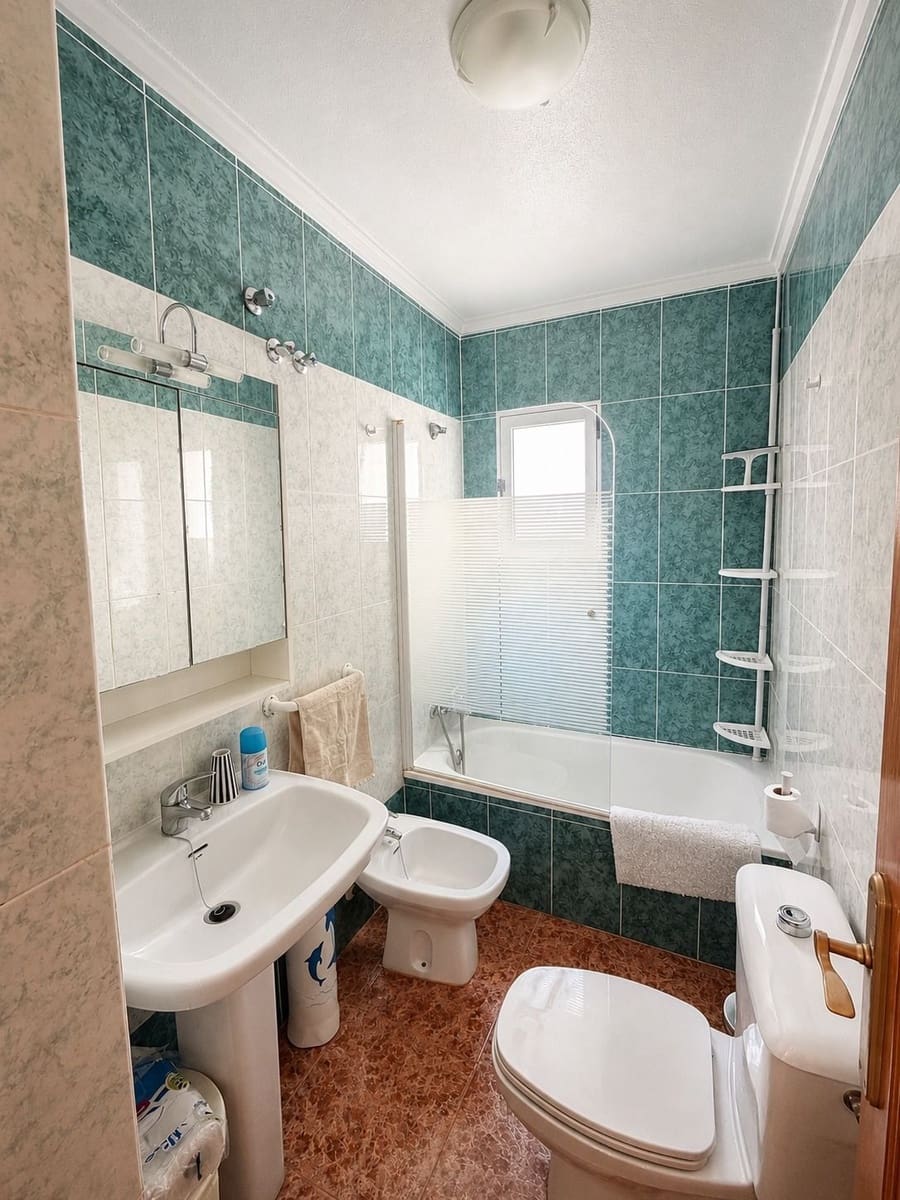 2 bedroom Flat for rent in Torrevieja with pool - € 850 (Ref: 9835165)