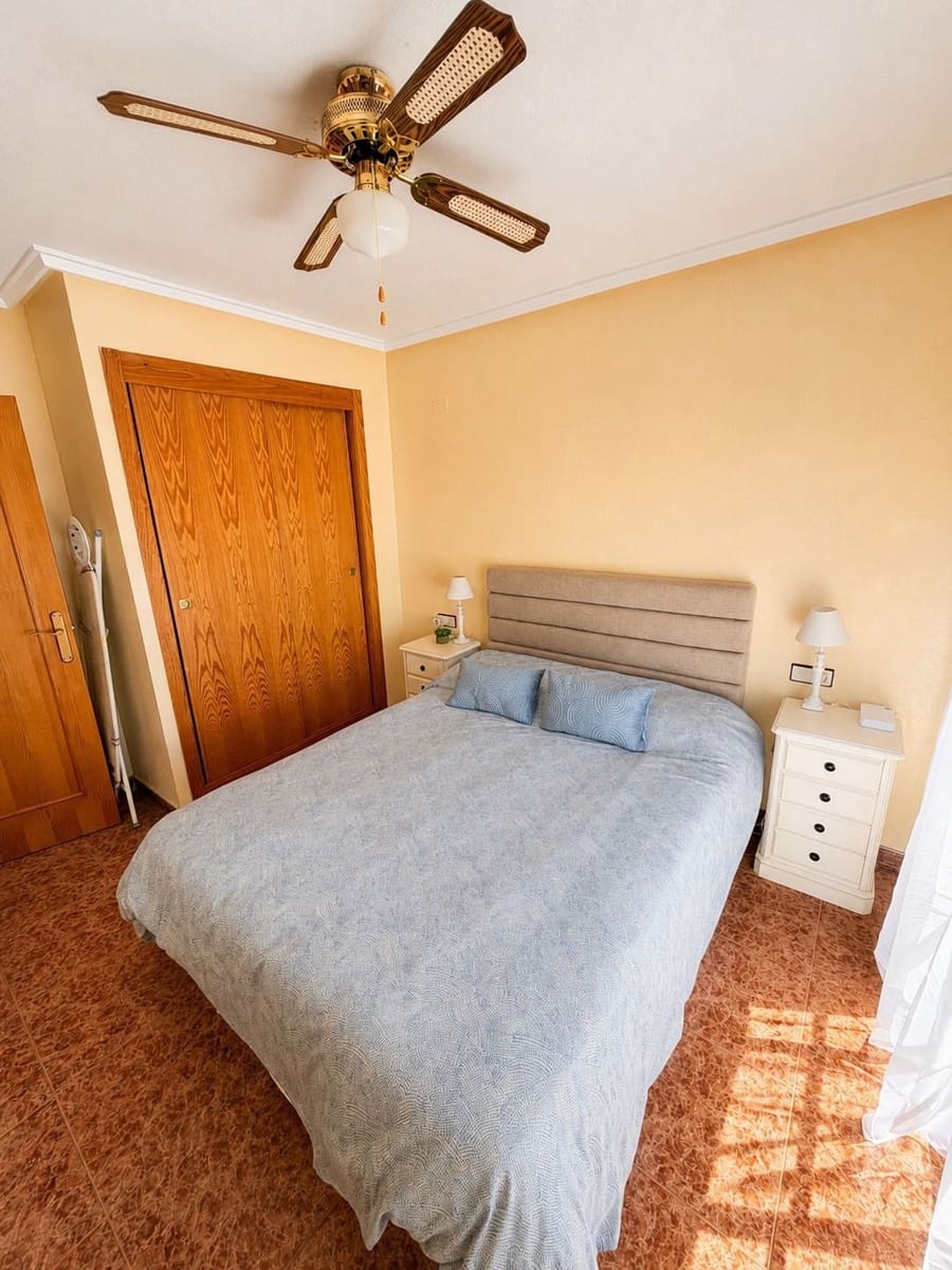 2 bedroom Flat for rent in Torrevieja with pool - € 850 (Ref: 9835165)