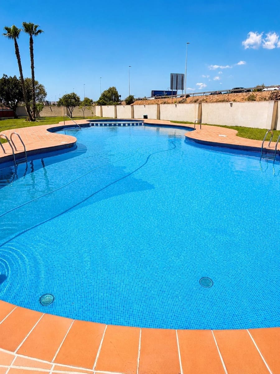 2 bedroom Flat for rent in Torrevieja with pool - € 850 (Ref: 9835165)