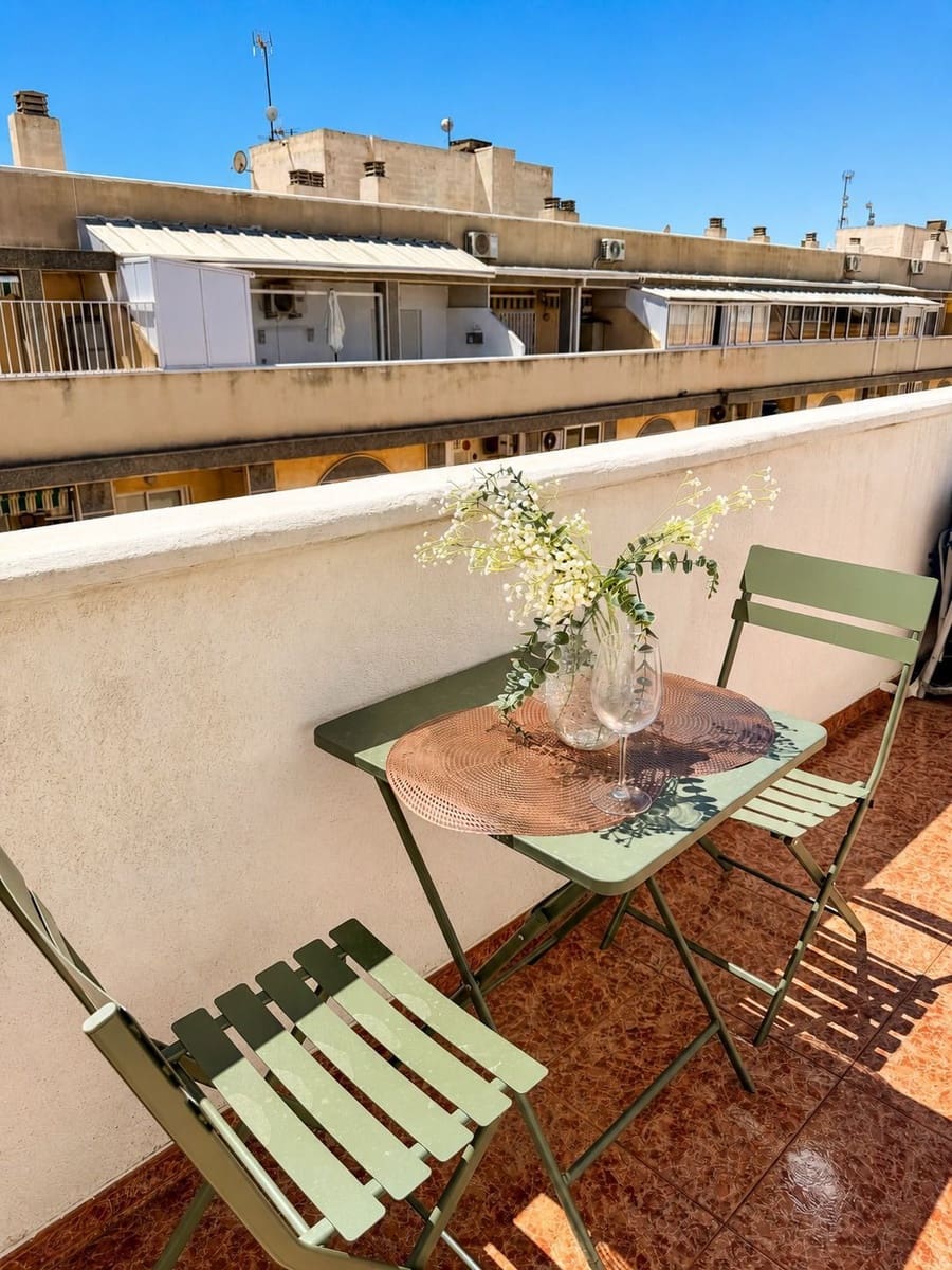 2 bedroom Flat for rent in Torrevieja with pool - € 850 (Ref: 9835165)