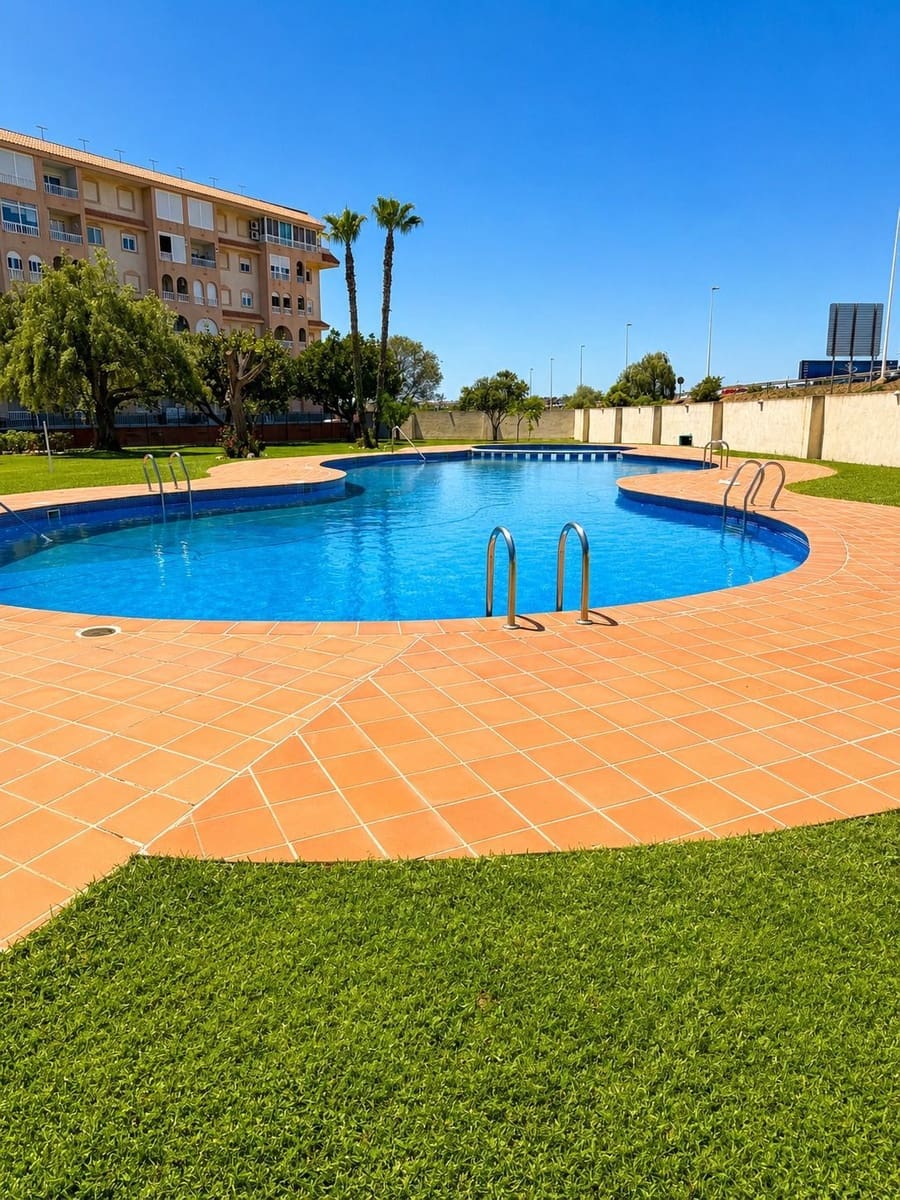 2 bedroom Flat for rent in Torrevieja with pool - € 850 (Ref: 9835165)