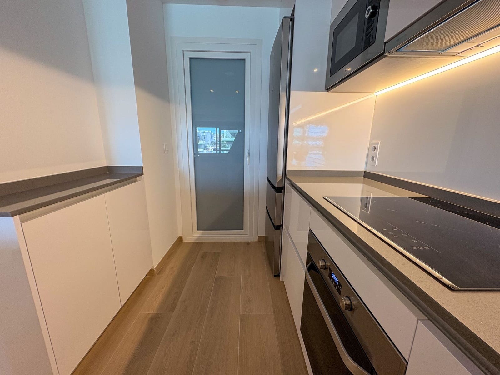 2 sypialnia Mieszkanie do wynajęcia w Torrevieja z basenem garażem - 2 200 € (Ref: 9850968)
