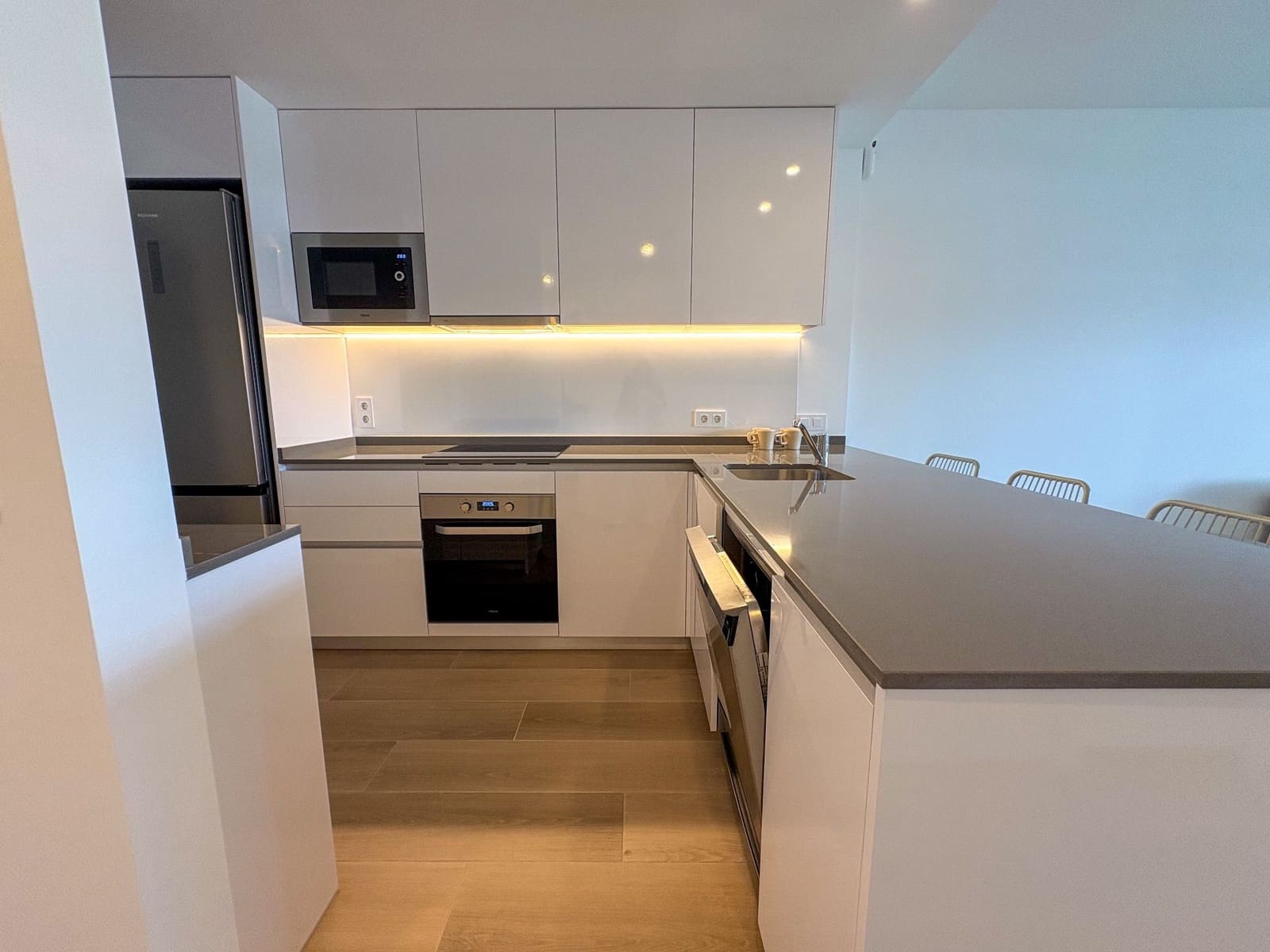 2 sypialnia Mieszkanie do wynajęcia w Torrevieja z basenem garażem - 2 200 € (Ref: 9850968)