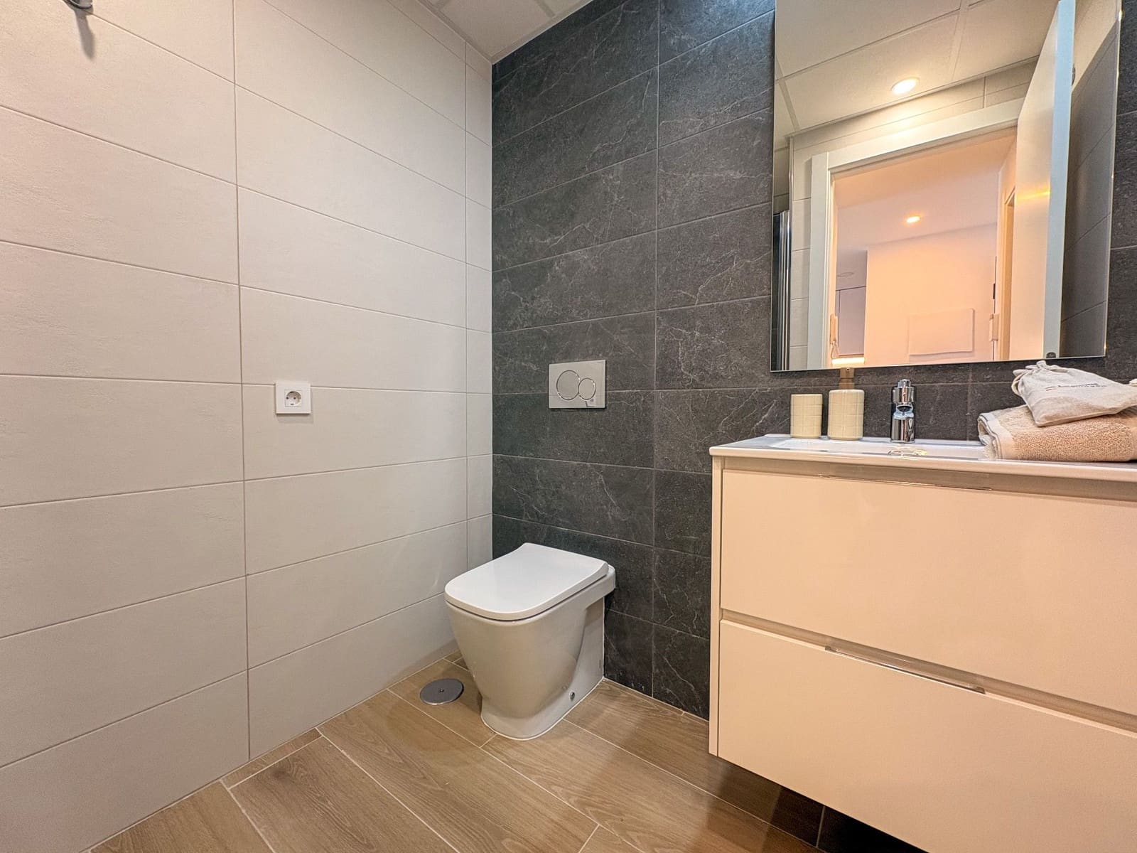 2 sypialnia Mieszkanie do wynajęcia w Torrevieja z basenem garażem - 2 200 € (Ref: 9850968)