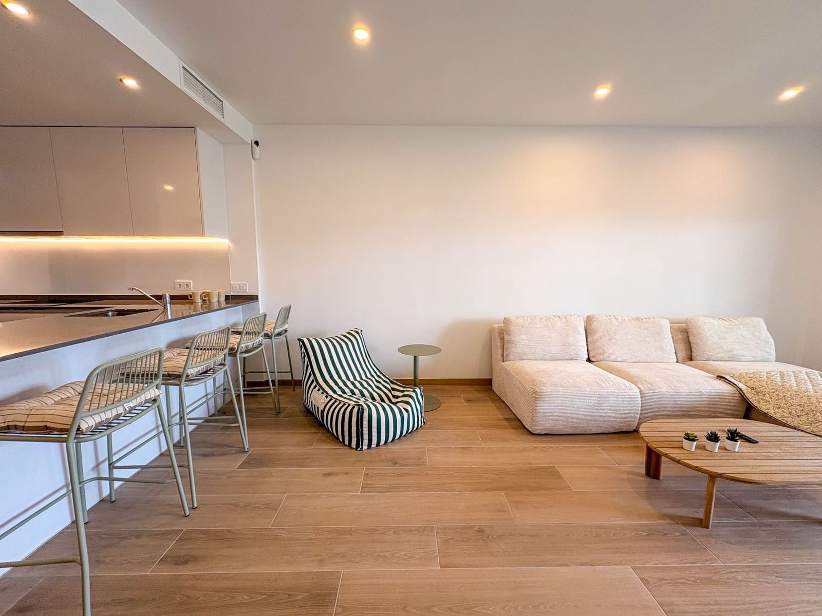 2 sypialnia Mieszkanie do wynajęcia w Torrevieja z basenem garażem - 2 200 € (Ref: 9850968)