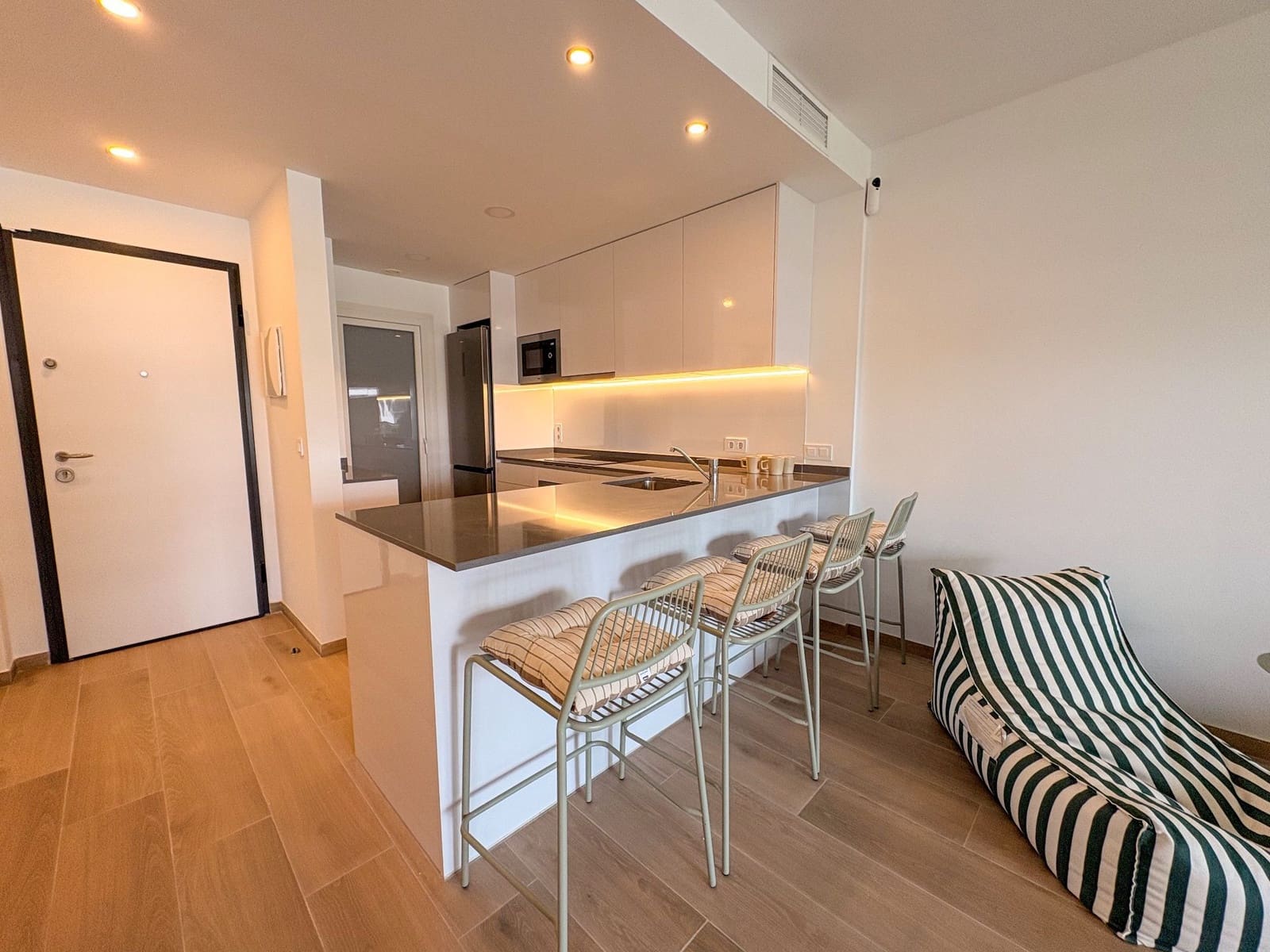 2 sypialnia Mieszkanie do wynajęcia w Torrevieja z basenem garażem - 2 200 € (Ref: 9850968)