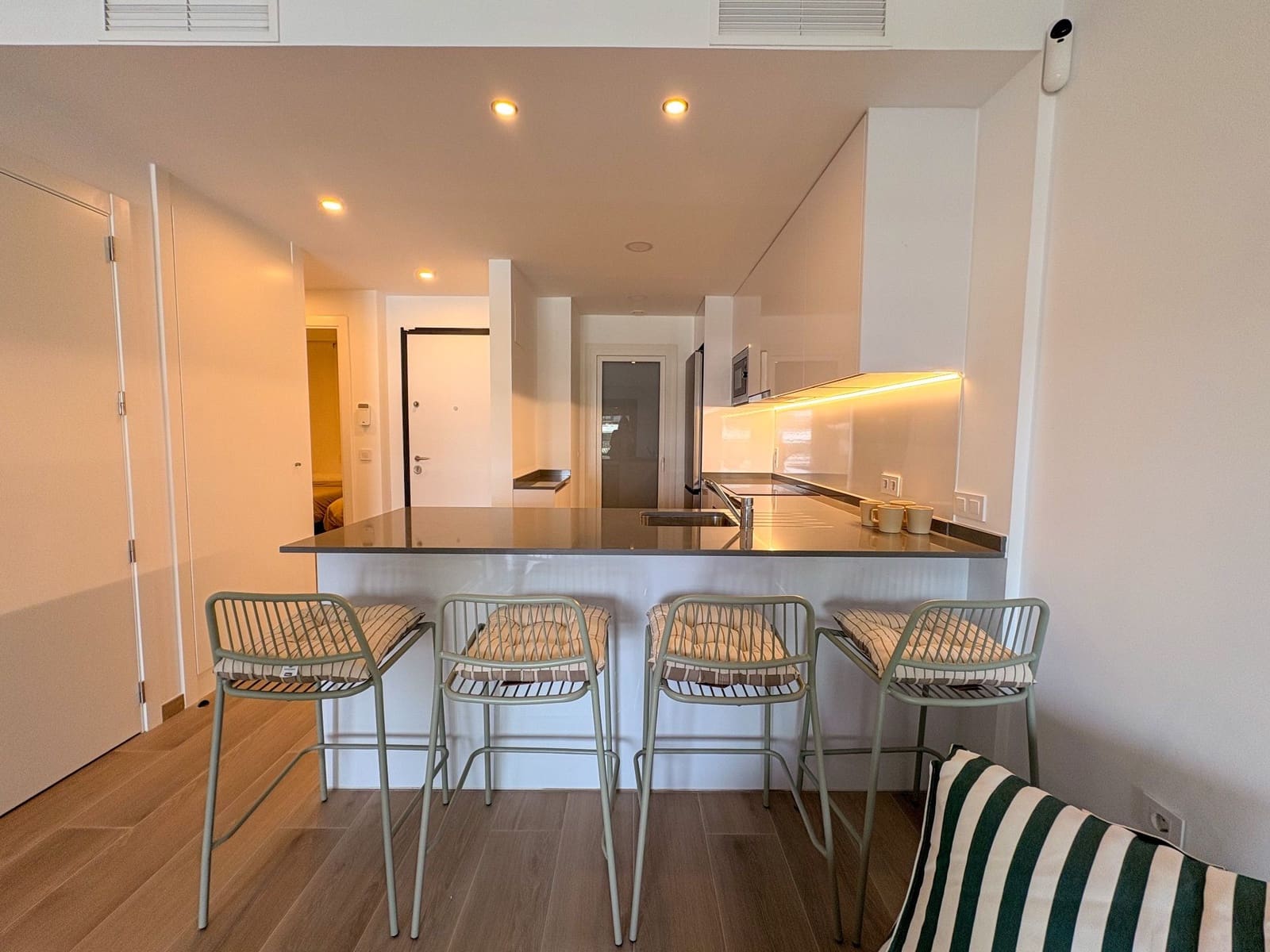 2 sypialnia Mieszkanie do wynajęcia w Torrevieja z basenem garażem - 2 200 € (Ref: 9850968)