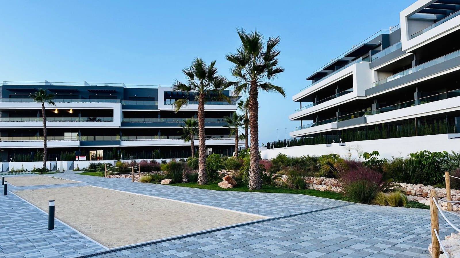 2 sypialnia Mieszkanie do wynajęcia w Torrevieja z basenem garażem - 2 200 € (Ref: 9850968)