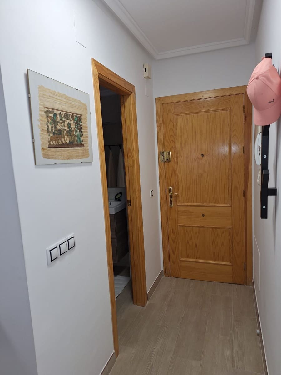 2 bedroom Flat for rent in Torrevieja with pool - € 950 (Ref: 9850969)