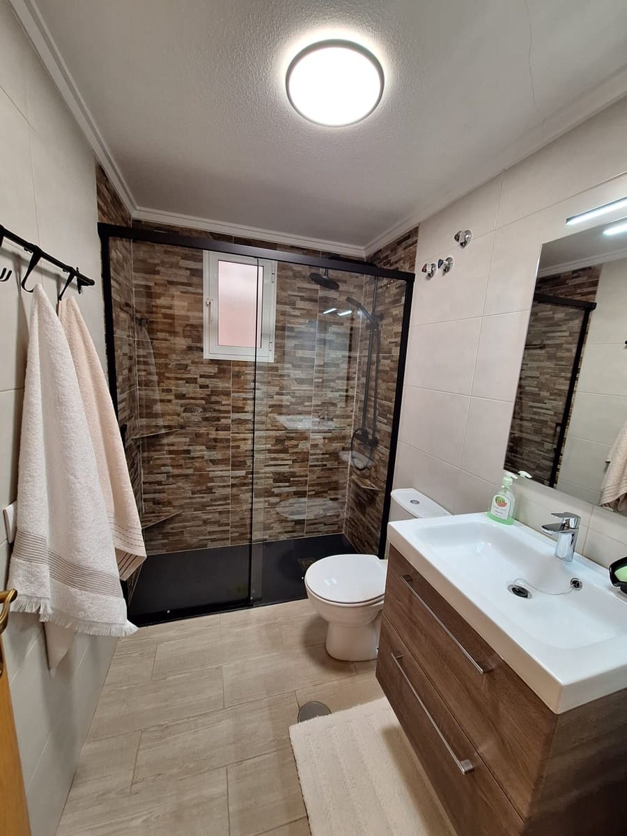 2 bedroom Flat for rent in Torrevieja with pool - € 950 (Ref: 9850969)
