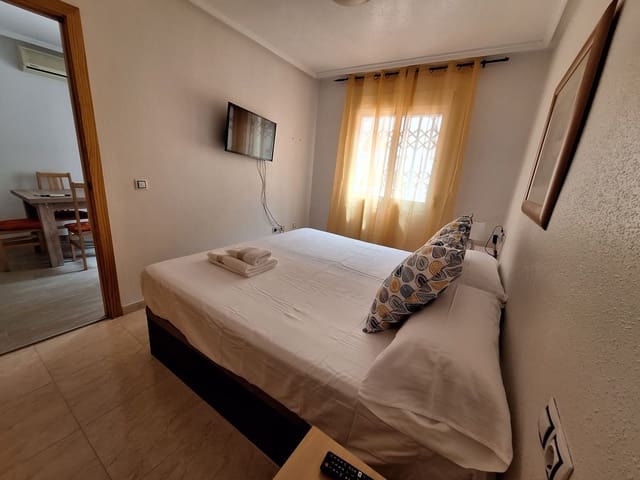 2 bedroom Flat for rent in Torrevieja with pool - € 950 (Ref: 9850969)