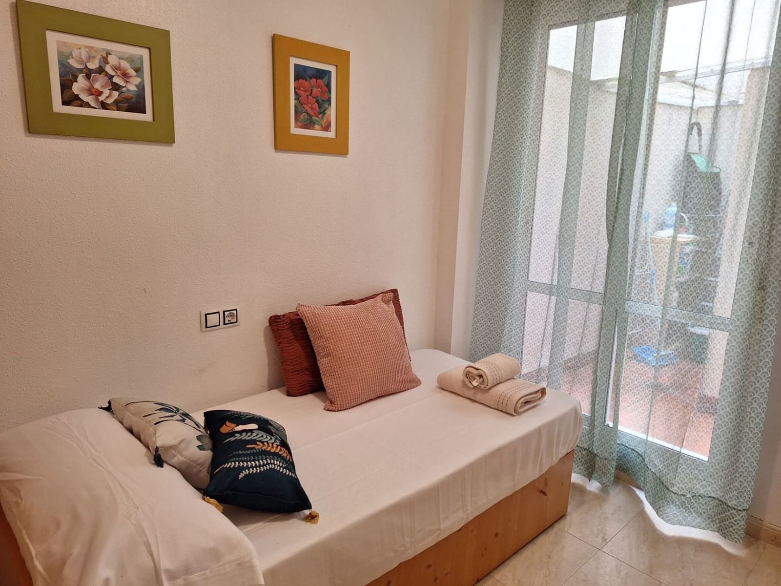 2 bedroom Flat for rent in Torrevieja with pool - € 950 (Ref: 9850969)