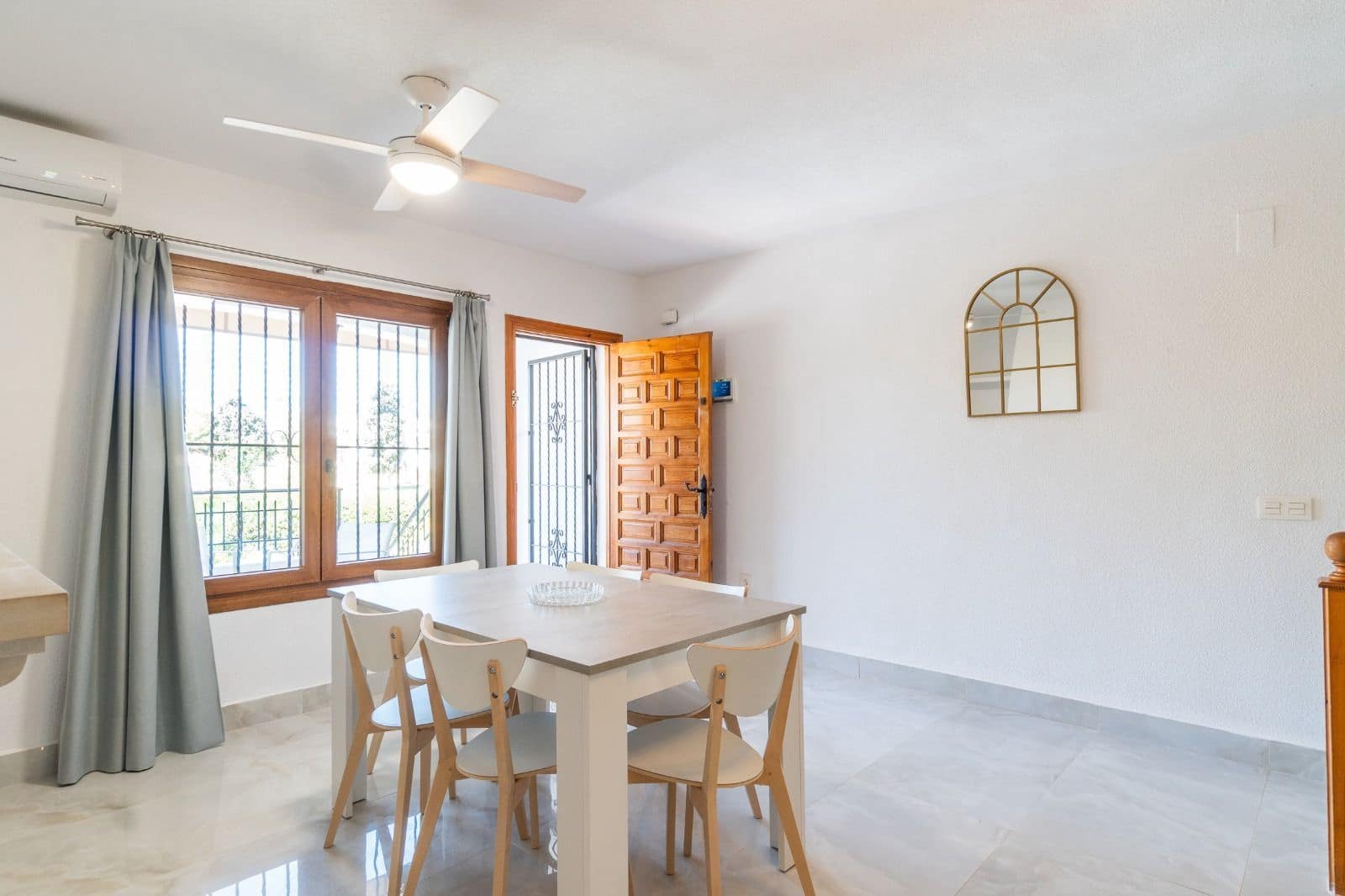 3 soveværelse Semi-Rækkehus til leje i Orihuela Costa med swimmingpool - € 1.800 (Ref: 9858000)