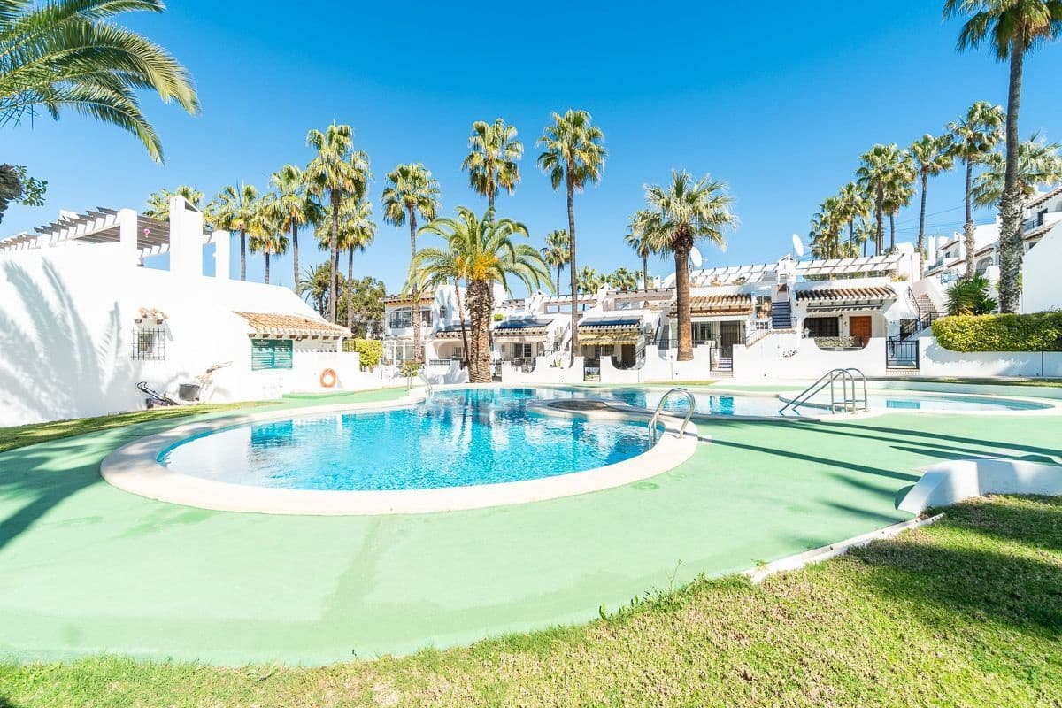 3 soveværelse Semi-Rækkehus til leje i Orihuela Costa med swimmingpool - € 1.800 (Ref: 9858000)