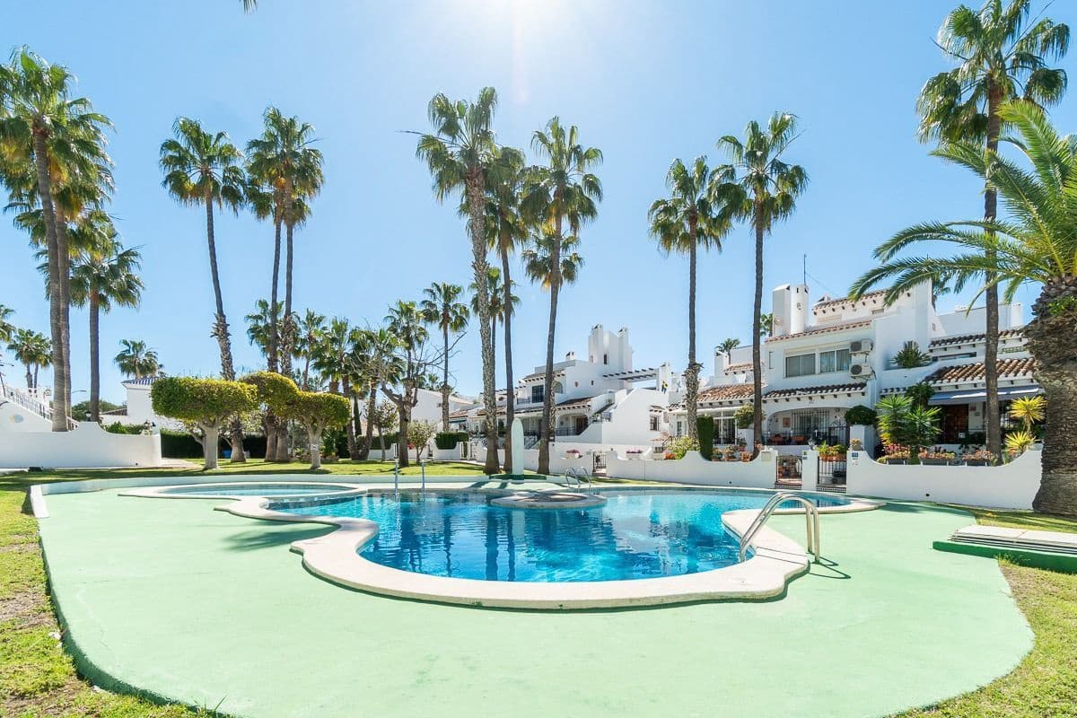 3 soveværelse Semi-Rækkehus til leje i Orihuela Costa med swimmingpool - € 1.800 (Ref: 9858000)