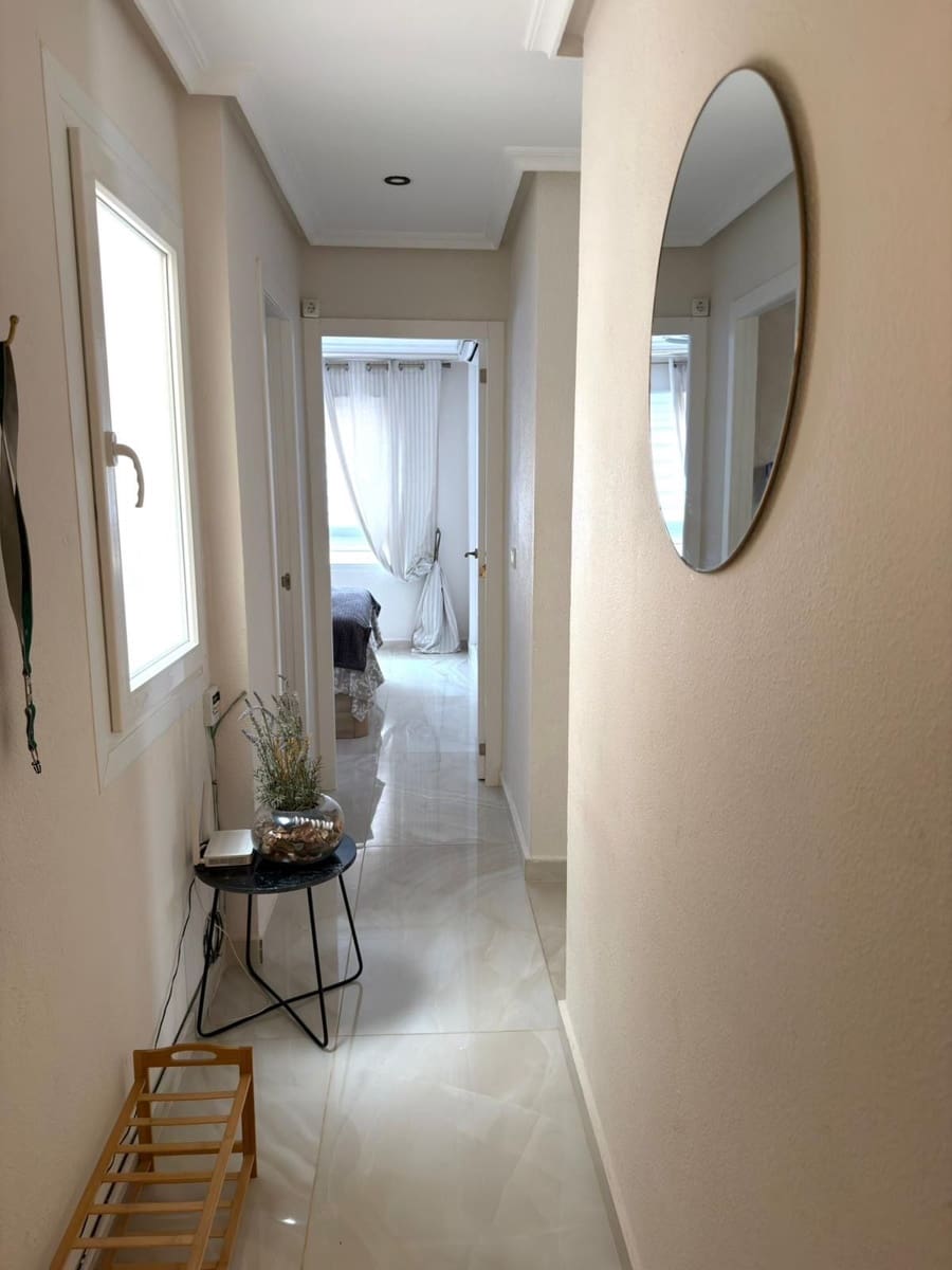 Appartement de 2 chambres à louer à Torrevieja - 950 € (Ref: 9875644)