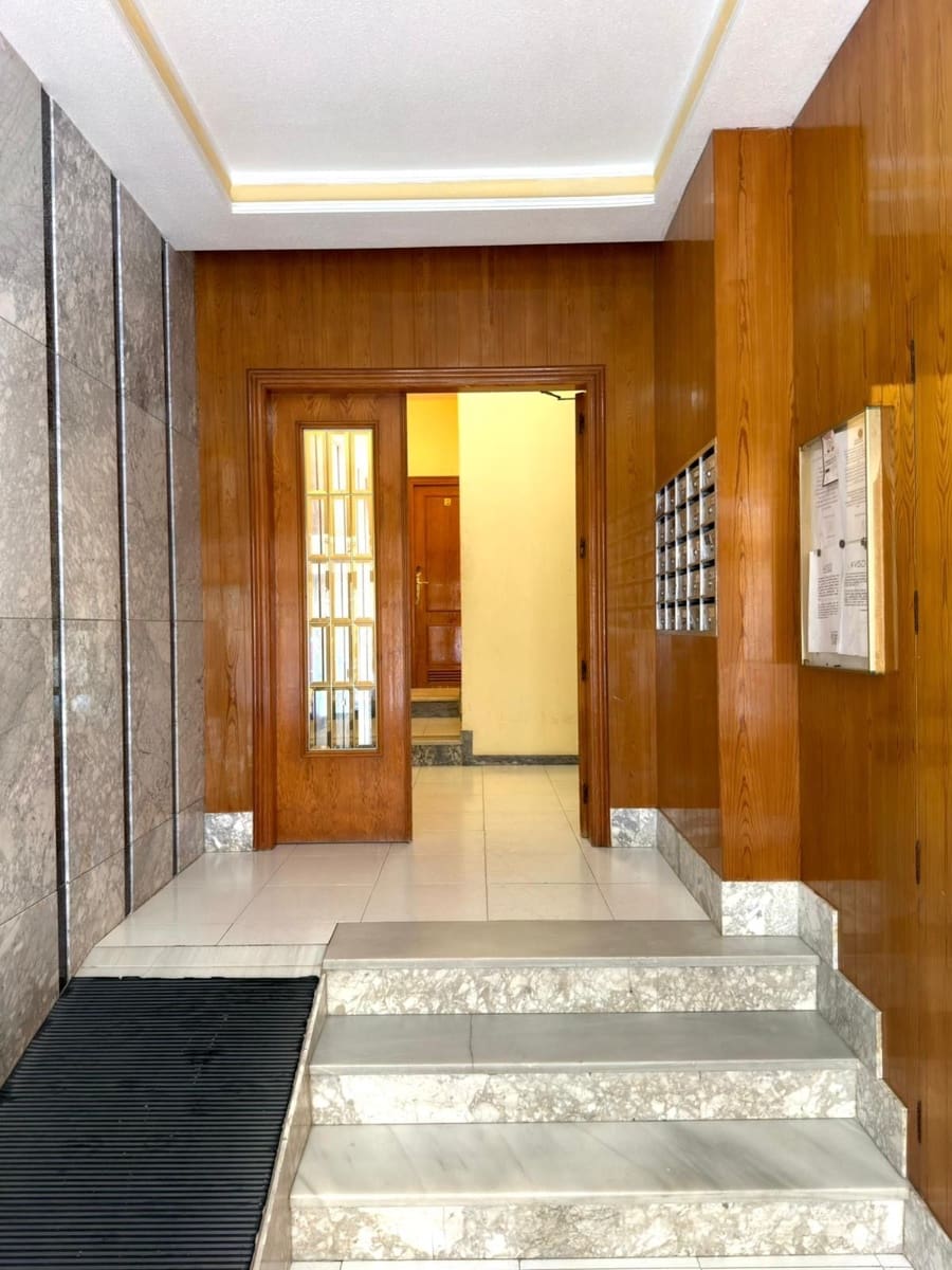 Appartement de 2 chambres à louer à Torrevieja - 950 € (Ref: 9875644)