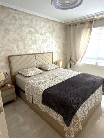 2 soveværelse Lejlighed til leje i Torrevieja - € 950 (Ref: 9875644)