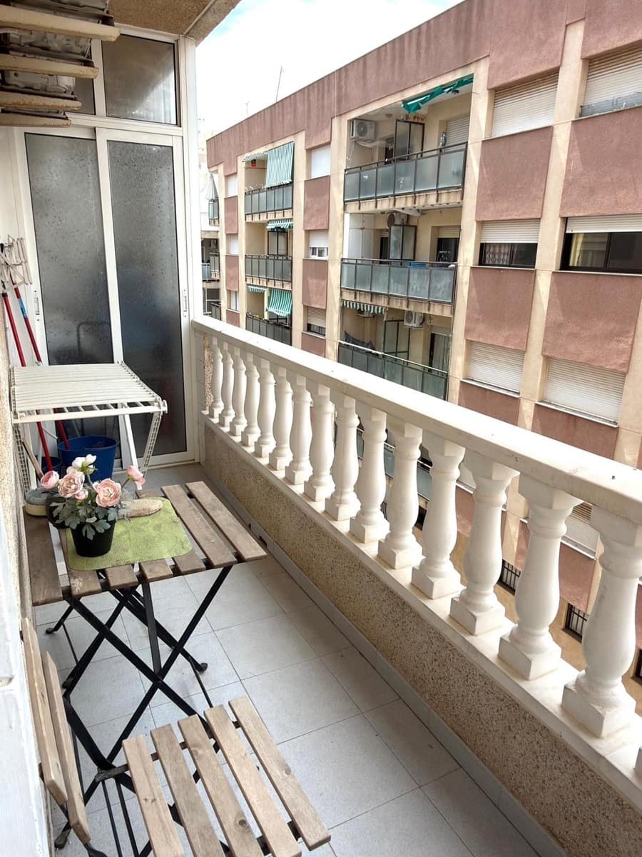 Appartement de 2 chambres à louer à Torrevieja - 950 € (Ref: 9875644)