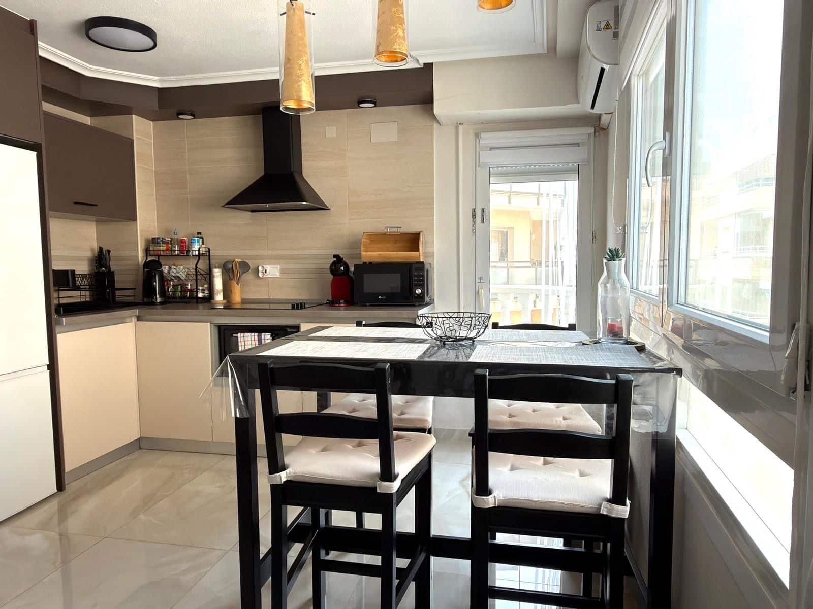 Appartement de 2 chambres à louer à Torrevieja - 950 € (Ref: 9875644)