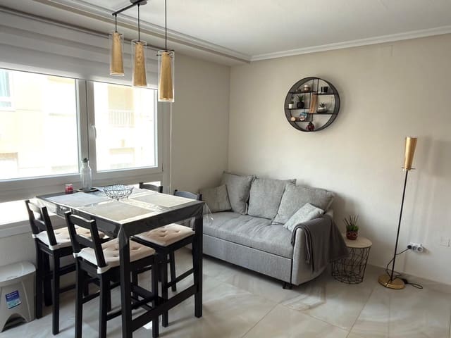 2 soveværelse Lejlighed til leje i Torrevieja - € 950 (Ref: 9875644)