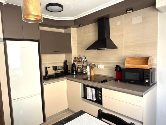 2 soveværelse Lejlighed til leje i Torrevieja - € 950 (Ref: 9875644)