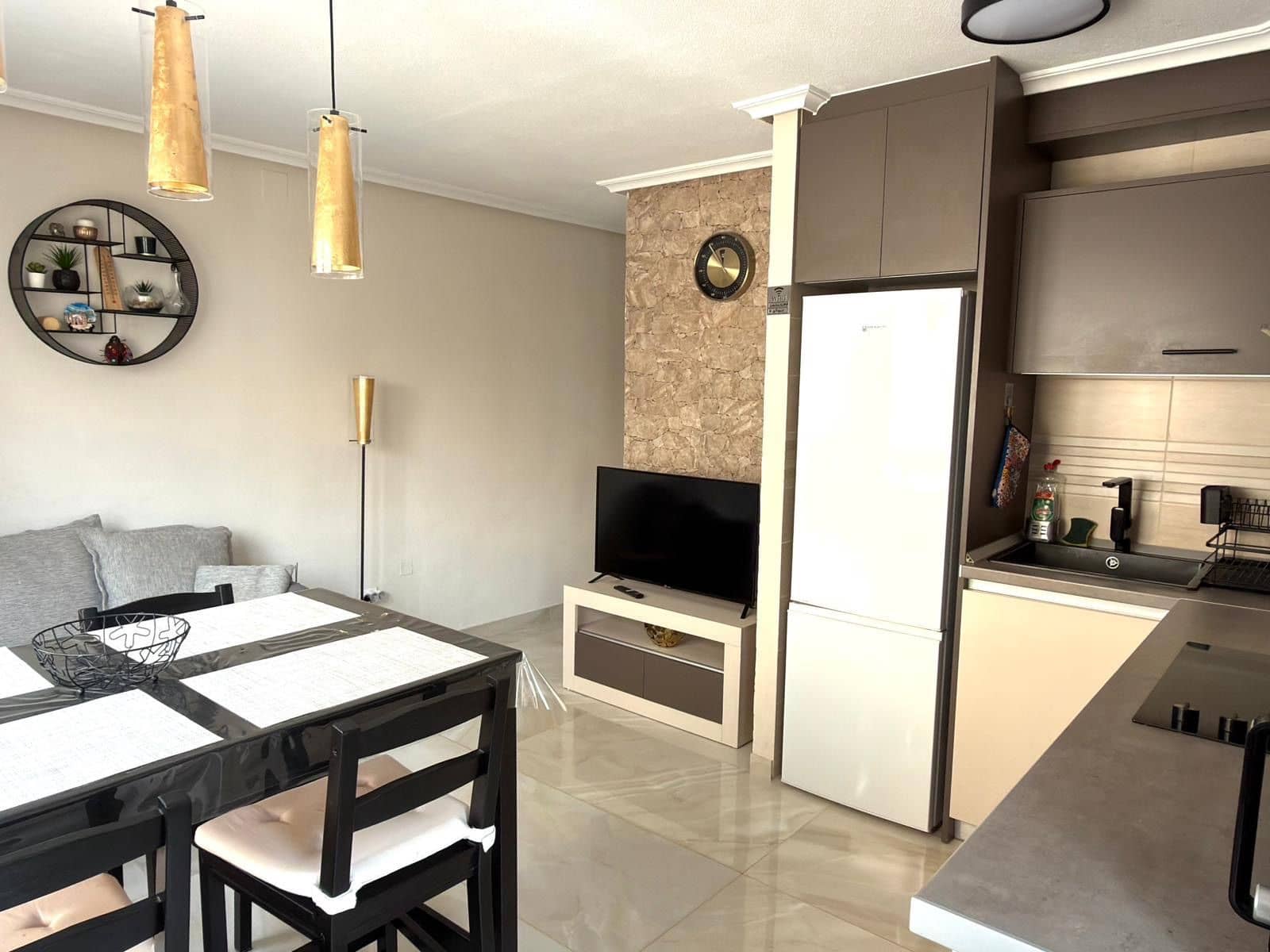 Appartement de 2 chambres à louer à Torrevieja - 950 € (Ref: 9875644)