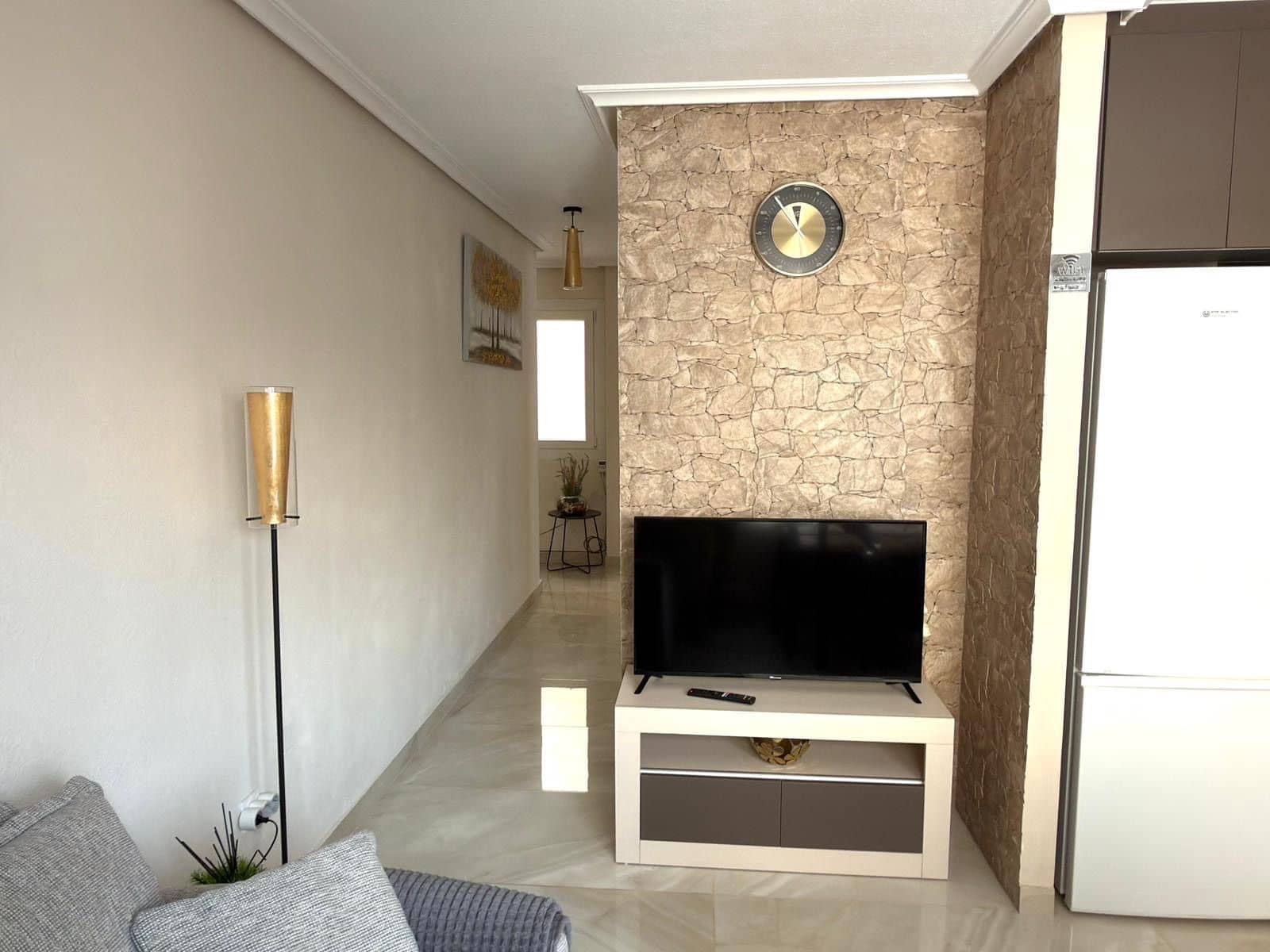 Appartement de 2 chambres à louer à Torrevieja - 950 € (Ref: 9875644)