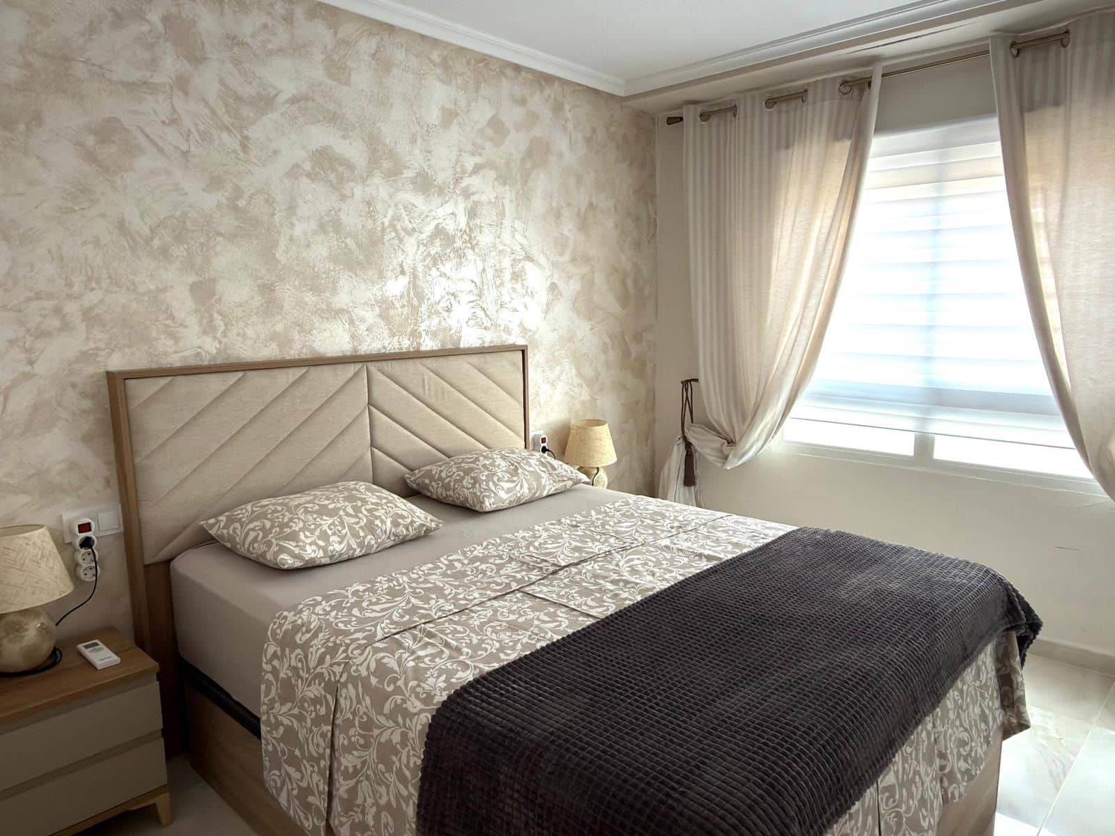 Appartement de 2 chambres à louer à Torrevieja - 950 € (Ref: 9875644)