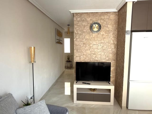 2 soveværelse Lejlighed til leje i Torrevieja - € 950 (Ref: 9875644)