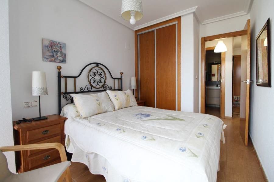 Appartement de 2 chambres à louer à Torrevieja - 850 € (Ref: 9875645)