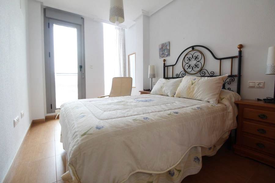 Appartement de 2 chambres à louer à Torrevieja - 850 € (Ref: 9875645)