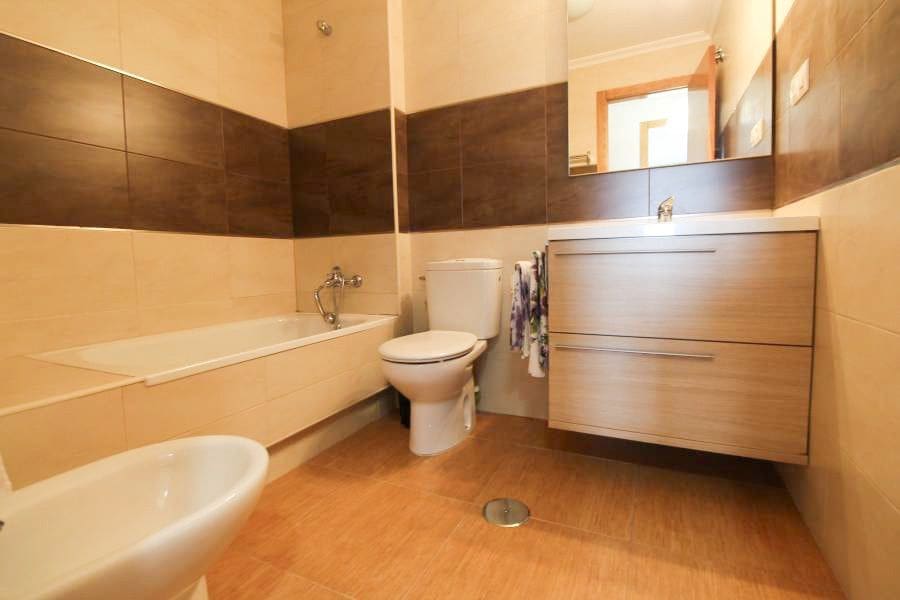 Appartement de 2 chambres à louer à Torrevieja - 850 € (Ref: 9875645)