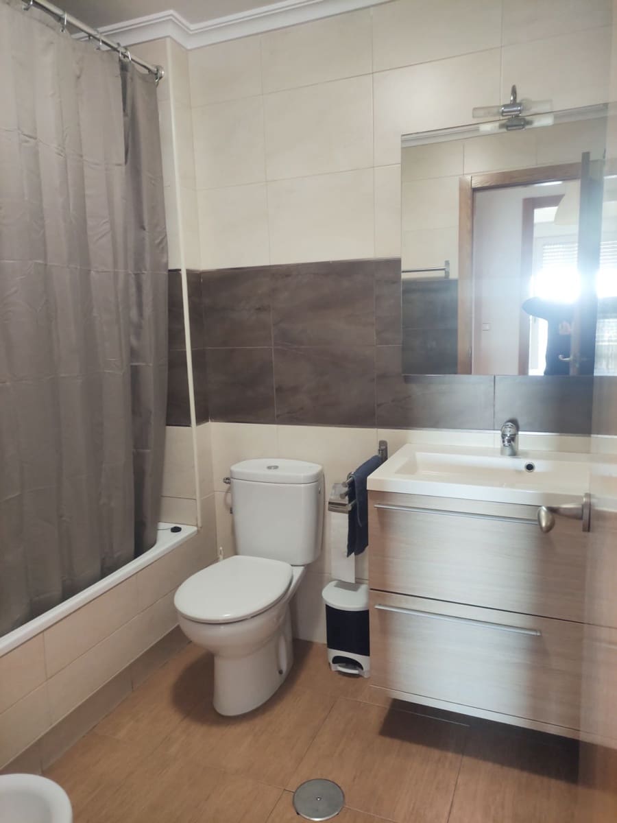 Appartement de 2 chambres à louer à Torrevieja - 850 € (Ref: 9875645)