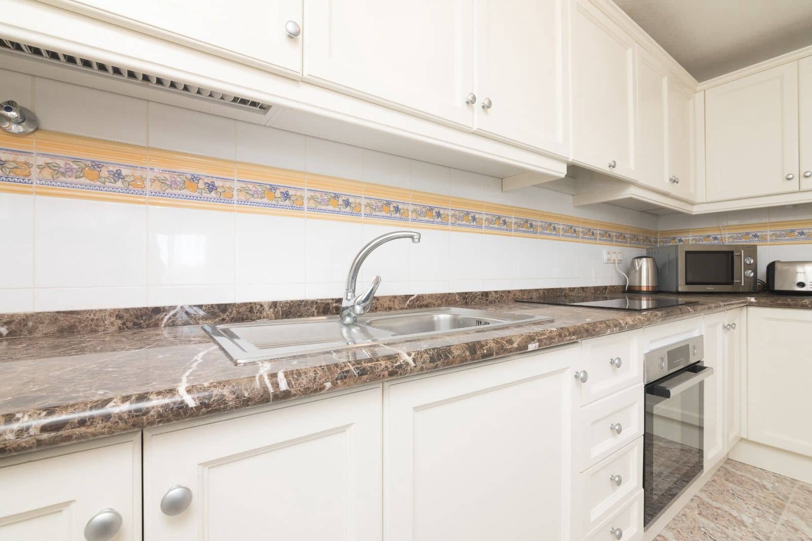 2 soverom Bungalow til leie i La Zenia med svømmebasseng garasje - € 900 (Ref: 9902776)